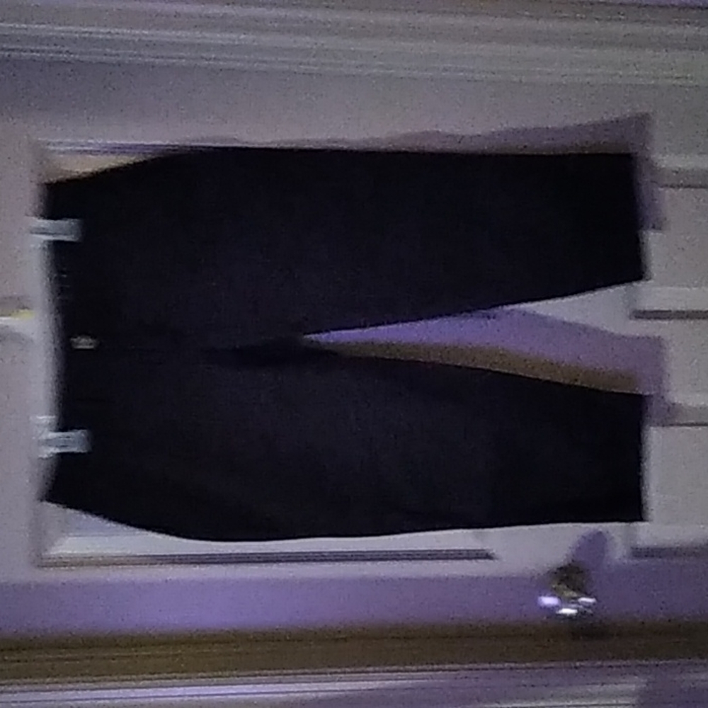 Ladies black capris with zip closure and pockets in front and back